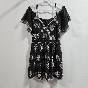 Romeo + Juliet Embroydered Cold Shoulder Dress Sz Medium NWOT